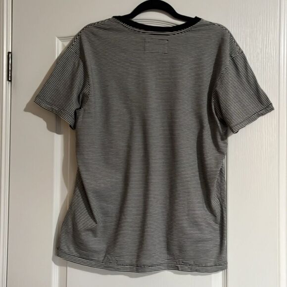 Guess black and white T-shirt/ Size L - Picture 4 of 7